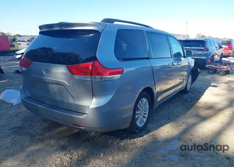 2011 Toyota Sienna Xle V6 z USA, uszkodzony, nr VIN 5TDYK3DC2BS074975